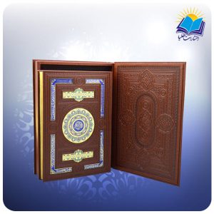 قرآن نفیس رحلي عطري جعبه دار چرم پلاك رنگي(كد ۱۸۰)